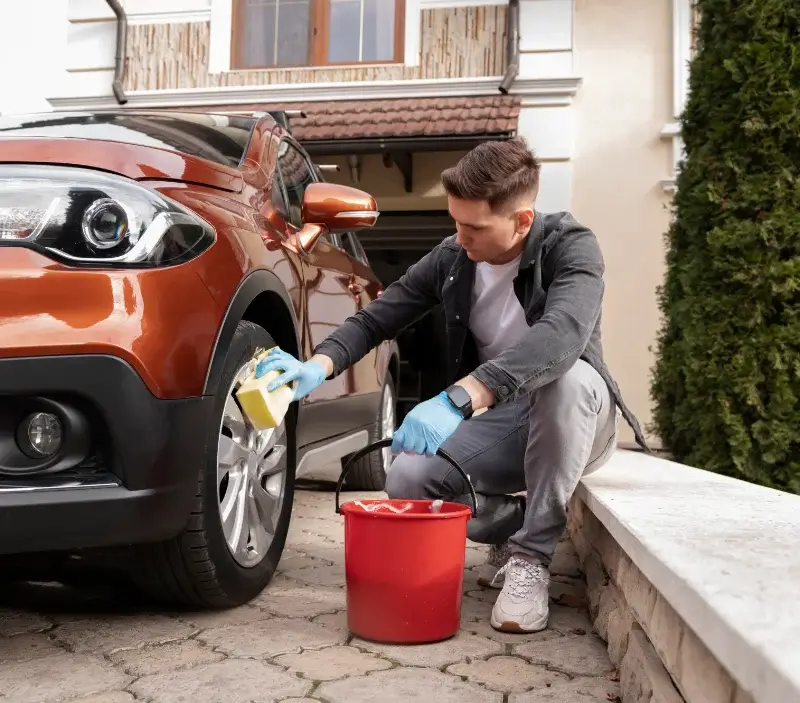Lavage auto à domicile Vivario : professionnel intervenant sur un véhicule